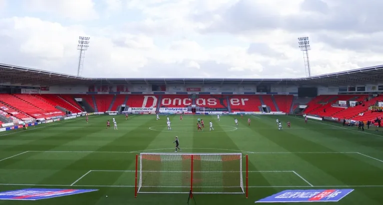 Mặt sân Eco-Power Stadium với thảm cỏ xanh mướt, sẵn sàng cho những trận cầu đỉnh cao của Doncaster Rovers