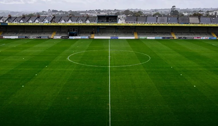 Mặt sân Plainmoor, nơi từng in dấu chân của những huyền thoại Torquay United và bao trận cầu kịch tính.