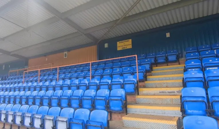 Một góc khán đài có ghế ngồi tại sân Cressing Road, nơi hàng trăm người hâm mộ Braintree Town ngồi cổ vũ.