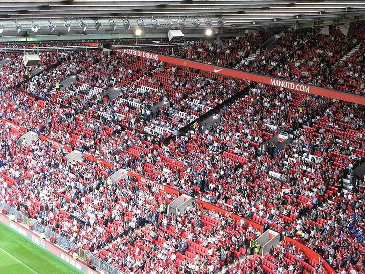 Một góc khán đài Old Trafford, nơi những tiếng reo hò vang vọng