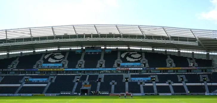 Một góc khán đài sân vận động MKM (trước đây là KC Stadium), nơi lịch sử và hiện tại của Hull City giao thoa