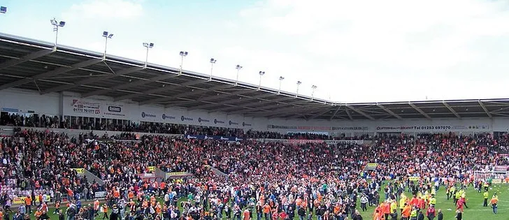 Người hâm mộ Blackpool ăn mừng thăng hạng năm 2010