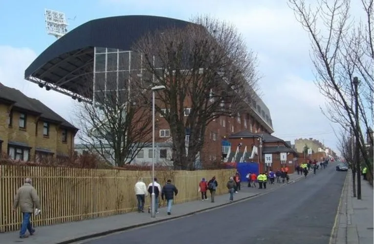 Người hâm mộ Crystal Palace đổ về Selhurst Park trước mỗi trận đấu, tạo nên khung cảnh sống động