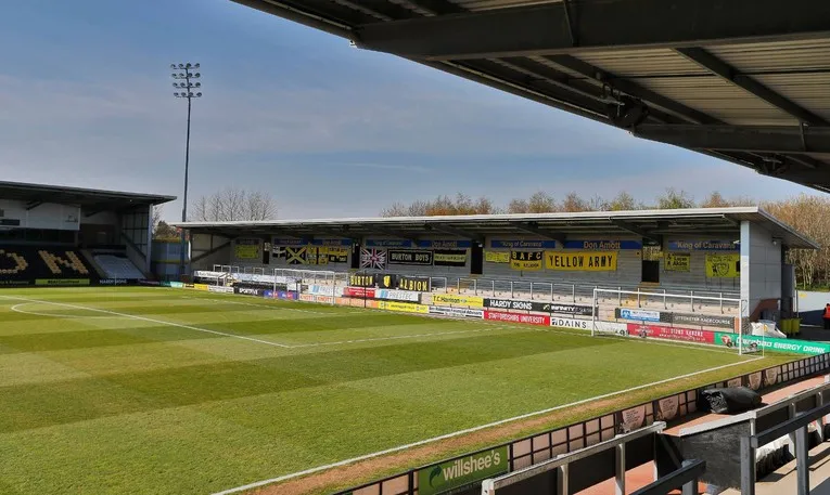 Những bậc khán đài đứng truyền thống tại Pirelli Stadium, nơi cổ động viên Burton Albion tạo nên bầu không khí cuồng nhiệt.
