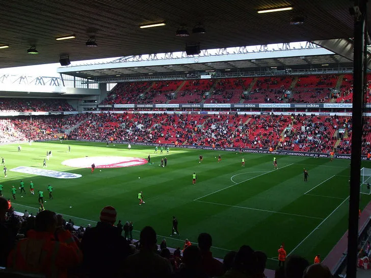 Nội thất sân Anfield nhìn từ khán đài, cho thấy hàng ghế đỏ đặc trưng