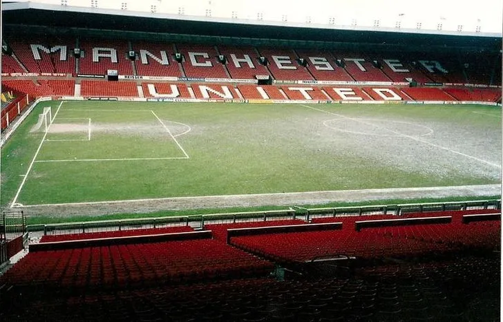 Old Trafford năm 1992, trước khi có những lần mở rộng lớn