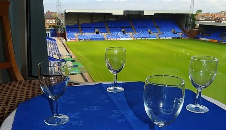 Phòng hospitality tại Prenton Park, một không gian sang trọng để thưởng thức trận đấu