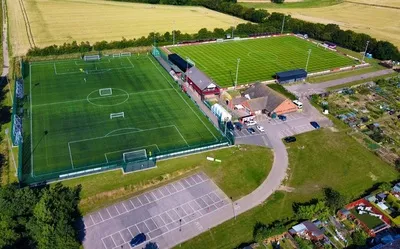 Sân Bloomfields tại Needham Market, nhìn từ xa