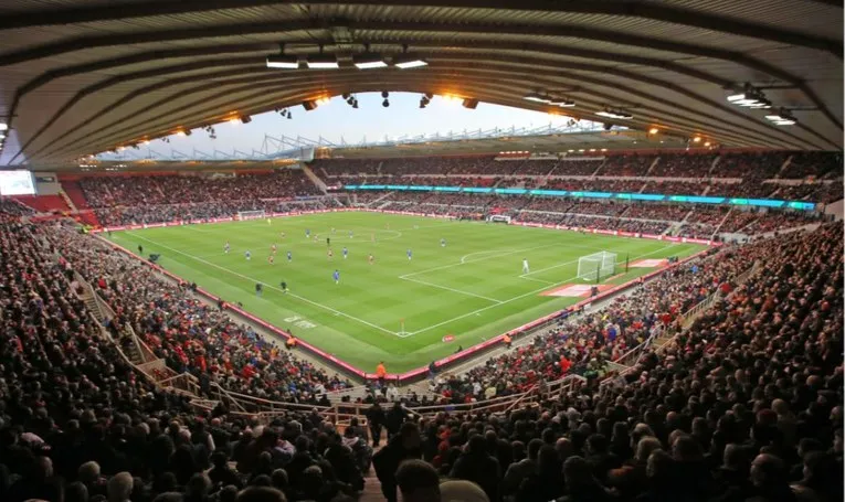 Sân Riverside Stadium Middlesbrough rực rỡ trong không khí ngày thi đấu, khán giả nô nức tới sân