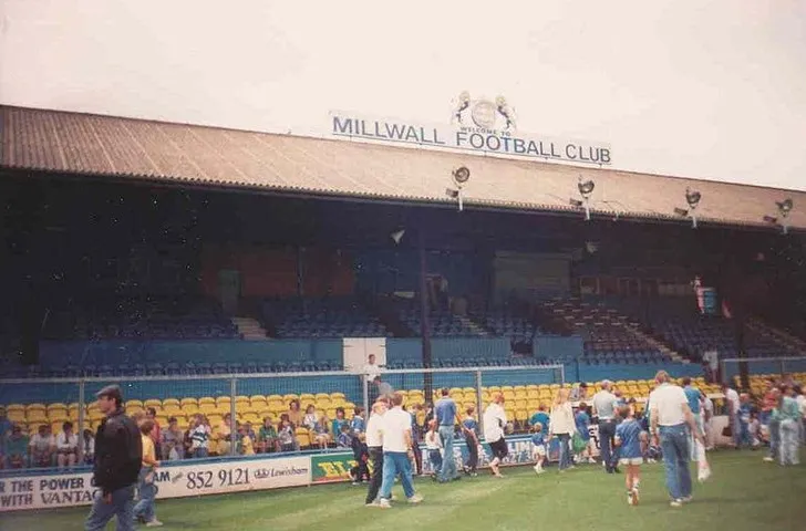 Sân The Den cũ vào năm 1988, trước khi Millwall chuyển sang sân nhà mới cùng tên