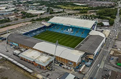 Sân vận động Elland Road nhìn từ trên cao, biểu tượng của Leeds United qua các thời kỳ