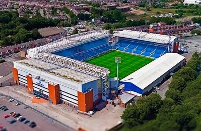 Sân vận động Ewood Park nhìn từ trên cao, toát lên vẻ cổ kính và hùng vĩ của một biểu tượng bóng đá Anh.