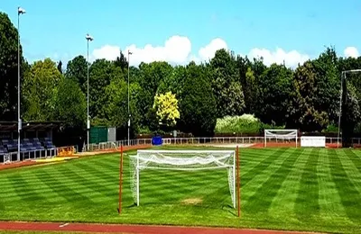 Sân vận động Hornchurch nhìn từ khán đài chính với đường chạy điền kinh bao quanh
