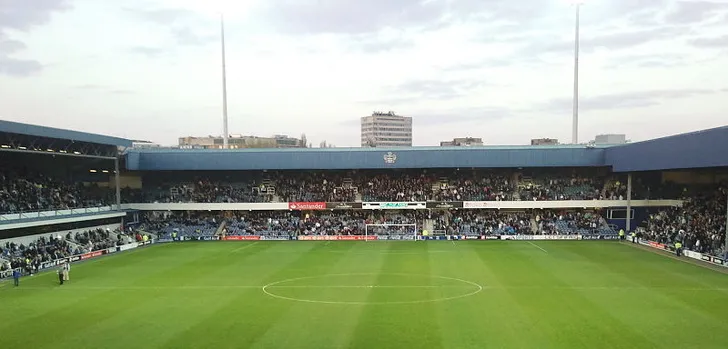 Sân vận động Loftus Road dưới ánh đèn, khung cảnh đêm huyền ảo của thánh địa QPR