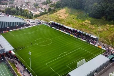 Sân vận động Scarborough Athletic nhìn từ trên cao với đường pitch nhân tạo và các khán đài hiện đại