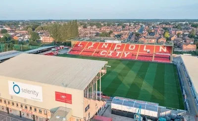 Sân vận động Sincil Bank nhìn từ trên cao, biểu tượng của Lincoln City FC