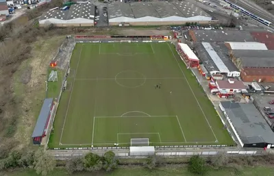 Sân vận động Spencer Stadium của Banbury United nhìn từ trên cao, biểu tượng của bóng đá hạng thấp Anh.