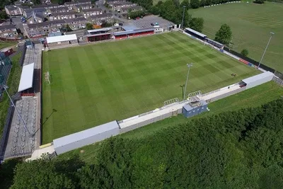 Sân vận động St James Park của câu lạc bộ Brackley Town FC ở Anh, nơi diễn ra các trận đấu bóng đá địa phương.