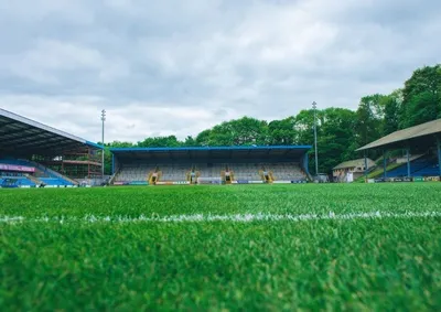 Sân vận động The Shay, sân nhà của FC Halifax Town tại Halifax, Anh Quốc, với kiến trúc cổ kính.