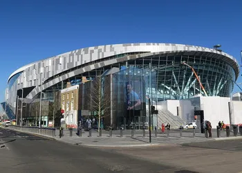 Sân vận động Tottenham Hotspur nhìn từ đường High Road, biểu tượng mới của bóng đá London