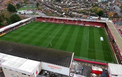 Sân vận động Whaddon Road nhìn từ trên cao, biểu tượng của Cheltenham Town