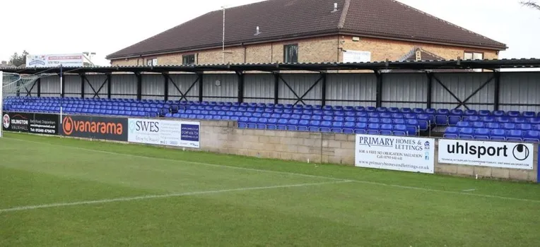Sơ đồ bố trí chỗ ngồi tại sân Hardenhuish Park của Chippenham Town, phản ánh cấu trúc đơn giản nhưng hiệu quả