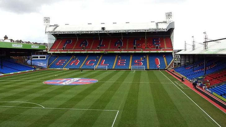 Tầm nhìn toàn cảnh bên trong sân vận động Selhurst Park từ khán đài