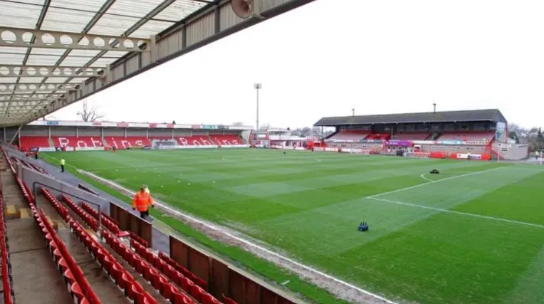Tầm nhìn từ khán đài ngồi Whaddon Road, bao quát toàn cảnh trận đấu