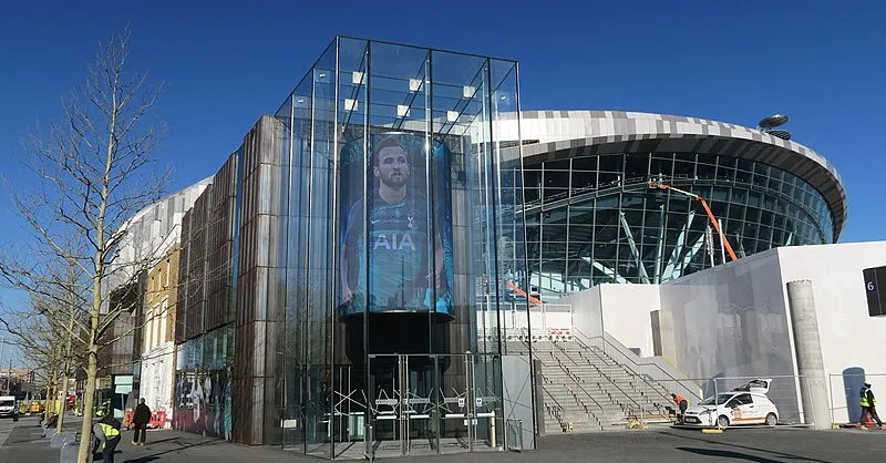 Toàn cảnh bên ngoài sân vận động Tottenham Hotspur, nơi chứng kiến kỷ nguyên mới của Gà Trống