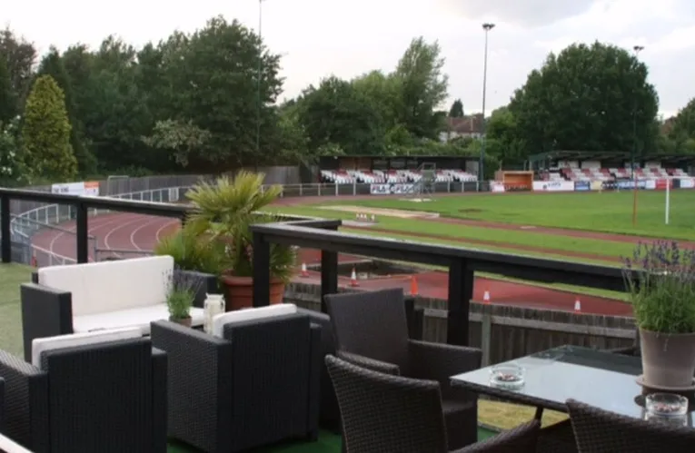 Toàn cảnh đường chạy điền kinh 400m bao quanh sân cỏ tại Hornchurch Stadium, thể hiện tính đa năng của cơ sở vật chất