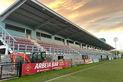 Toàn cảnh khán đài chính tại sân Mariners Park, biểu tượng của bóng đá Anh cấp độ thấp