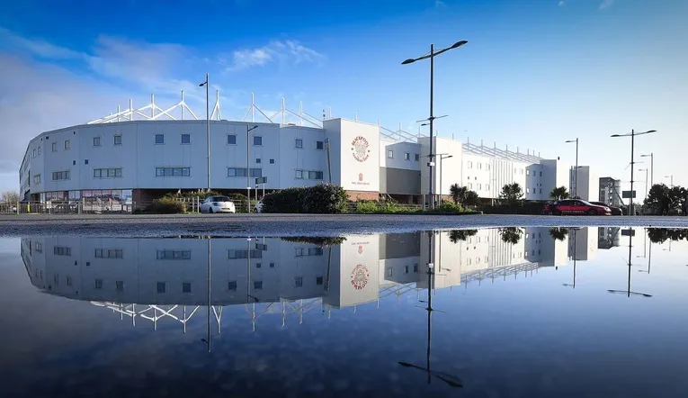 Toàn cảnh ngoại thất sân Bloomfield Road