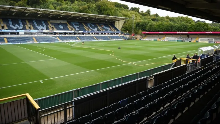 Toàn cảnh sân Adams Park nhìn từ khán đài, nơi các cổ động viên Wycombe Wanderers cổ vũ