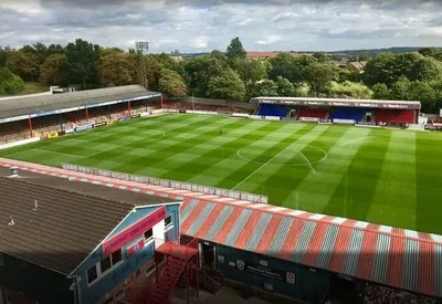 Toàn cảnh sân Recreation Ground của Aldershot Town, nơi chứng kiến bao thăng trầm lịch sử bóng đá Anh