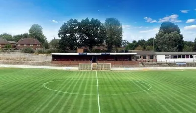 Toàn cảnh sân The Meadow của Chesham United, một biểu tượng của bóng đá Anh cấp bán chuyên