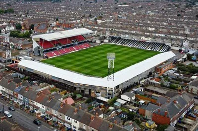 Toàn cảnh sân vận động Blundell Park nhìn từ trên cao, cho thấy vị trí gần khu dân cư và biển