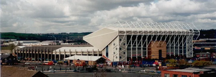 Toàn cảnh sân vận động Elland Road rực rỡ dưới ánh đèn đêm, chứng nhân lịch sử Leeds United