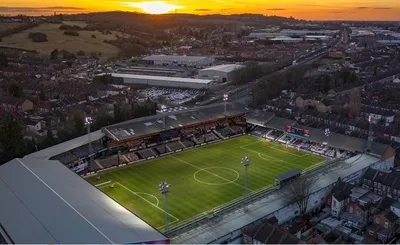 Toàn cảnh sân vận động Kenilworth Road từ trên cao, mái nhà của Luton Town từ năm 1905.