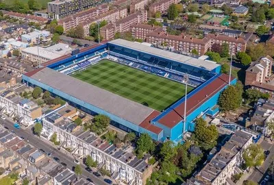 Toàn cảnh sân vận động Loftus Road nhìn từ trên cao, biểu tượng của Queens Park Rangers