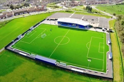 Toàn cảnh sân vận động Parkside, ngôi nhà của CLB Aveley FC, nhìn từ góc rộng