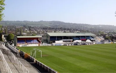 Toàn cảnh sân vận động Twerton Park, sân nhà lịch sử của Bath City FC tại vùng Bath, Anh
