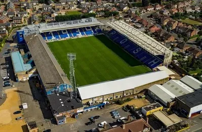 Toàn cảnh Sân vận động Weston Homes (London Road) từ trên cao, nhìn rõ kiến trúc tổng thể của sân nhà Peterborough United.