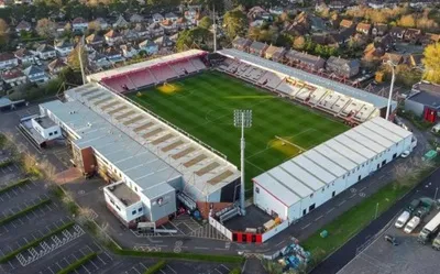 Toàn cảnh sân Vitality từ trên cao với các khán đài đặc trưng và mặt cỏ xanh mướt của AFC Bournemouth.