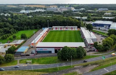Toàn cảnh trên không sân Broadhall Way Stevenage