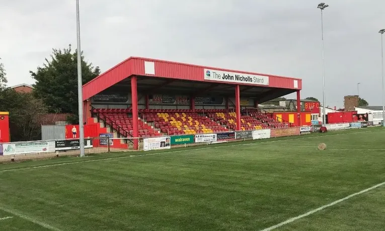 Tổng quan khán đài chính của Spencer Stadium, nơi trải nghiệm bóng đá chân thực nhất của cổ động viên Banbury United.