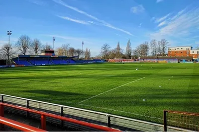 Tổng quan sân vận động Cressing Road nhìn từ khán đài, nơi lịch sử Braintree Town FC được viết nên.