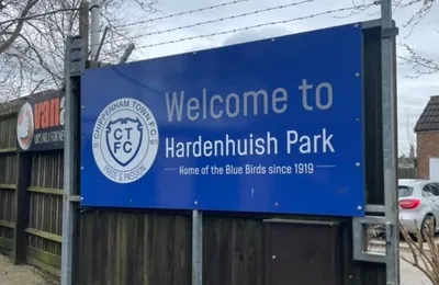 Tổng quan sân vận động Hardenhuish Park, ngôi nhà lịch sử của Chippenham Town FC từ năm 1919