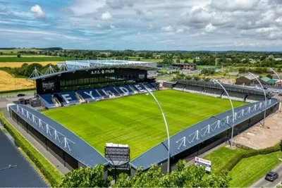 Tổng quan sân vận động Mill Farm của AFC Fylde nhìn từ trên cao, biểu tượng cho sự phát triển của bóng đá hạng thấp Anh