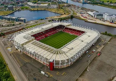 Tổng quan trên cao sân Riverside Stadium, mái nhà của Middlesbrough với dòng sông Tees uốn lượn