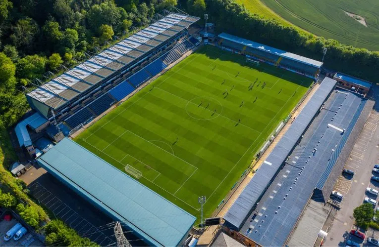 Tổng quan từ trên cao sân vận động Adams Park, sân nhà lịch sử của Wycombe Wanderers